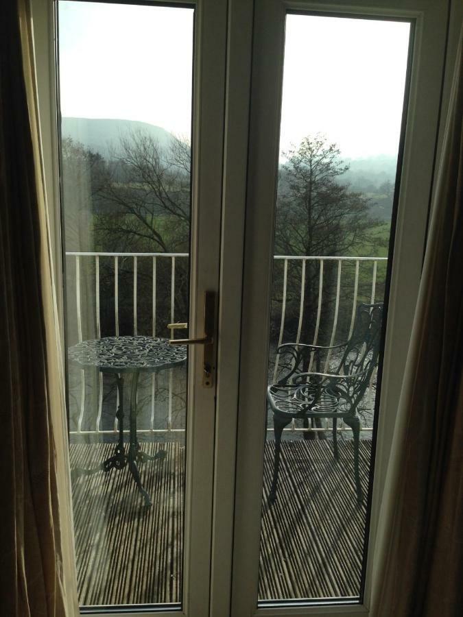 Llanwenarth Hotel And Riverside Restaurant Abergavenny Exterior foto